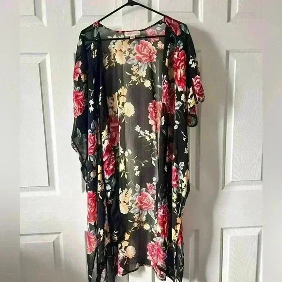 Beautiful Floral Woman’s Kimono - Picture 1 of 4